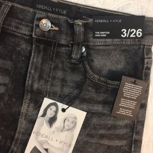 NEW Kendall + Kylie Size 3/26 high rise shorts